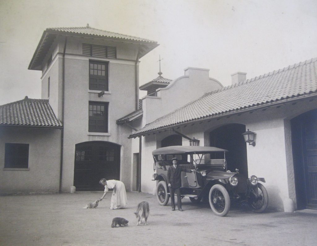 Penrose-House-carriage courtyard